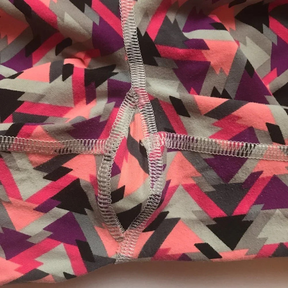 Victoria's Secret VSX Sport Knockout Leggings Crop Aztek Geometric Pants Sz M - Picture 14 of 15